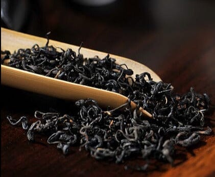 picture of black tea in a scoop .pix